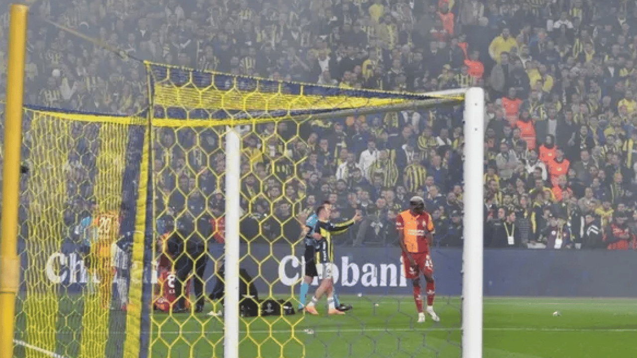 Foto - Derbideki skandal olayda yeni gelişme! Kazımcan’a çakmak atan taraftar yakalandı: Tribün terörüne 1 yıl yasak