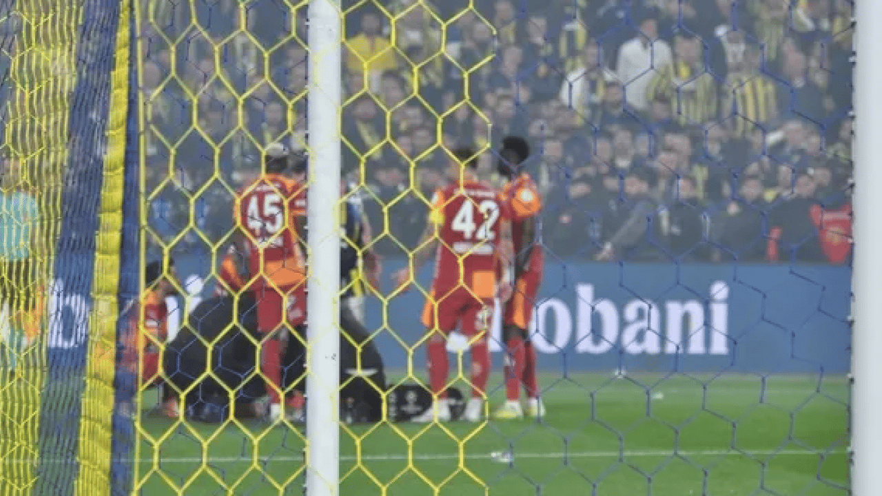 Foto - Derbideki skandal olayda yeni gelişme! Kazımcan’a çakmak atan taraftar yakalandı: Tribün terörüne 1 yıl yasak