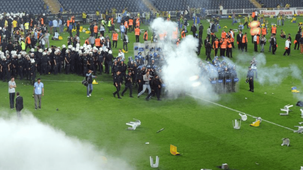 Foto - Derbideki skandal olayda yeni gelişme! Kazımcan’a çakmak atan taraftar yakalandı: Tribün terörüne 1 yıl yasak