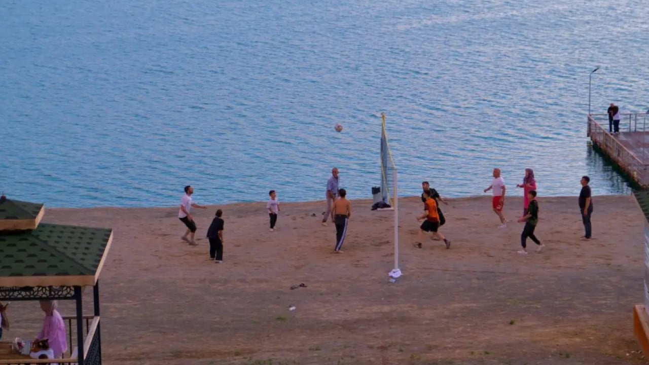 Derinliği tam 300 metre: Sıcaklara dayanamayan oraya koşuyor!