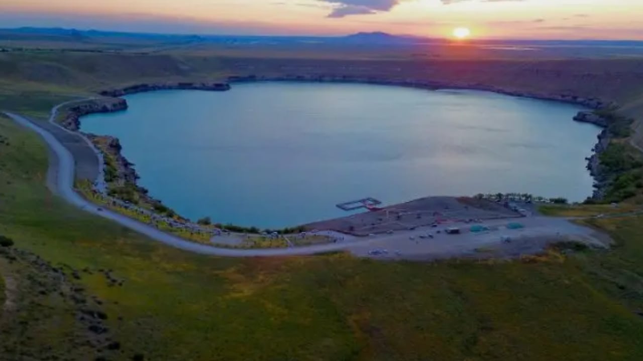 Foto - Derinliği tam 300 metre: Sıcaklara dayanamayan oraya koşuyor!