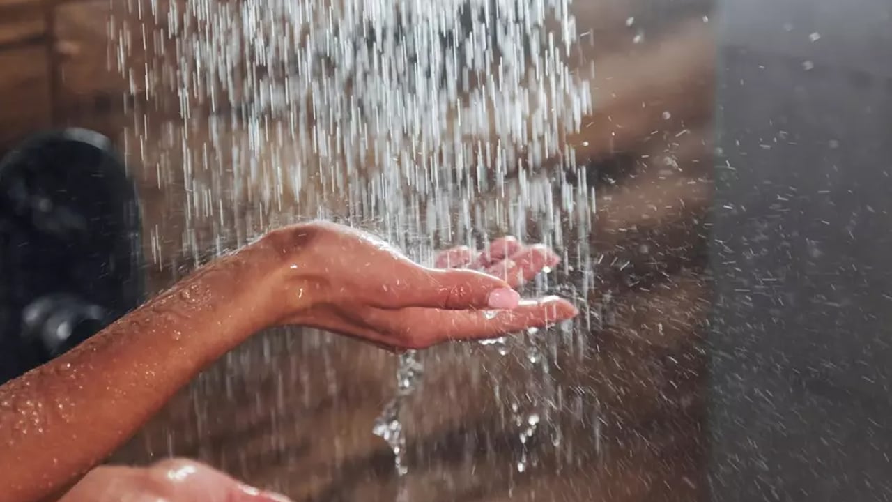 Foto - Sıcak suyla duş almak saçlarınızı etkiler! Dermatologlar net konuştu: Bunu yaparsanız saç dökülmesi yaşanacak