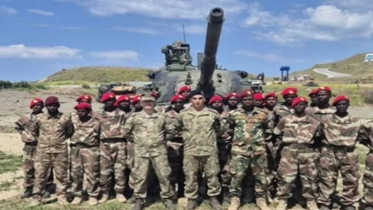 Foto - Dev çıkarma gemisiyle birer birer sahaya indiler! Türk Ordusu dost ülkede düğmeye bastı