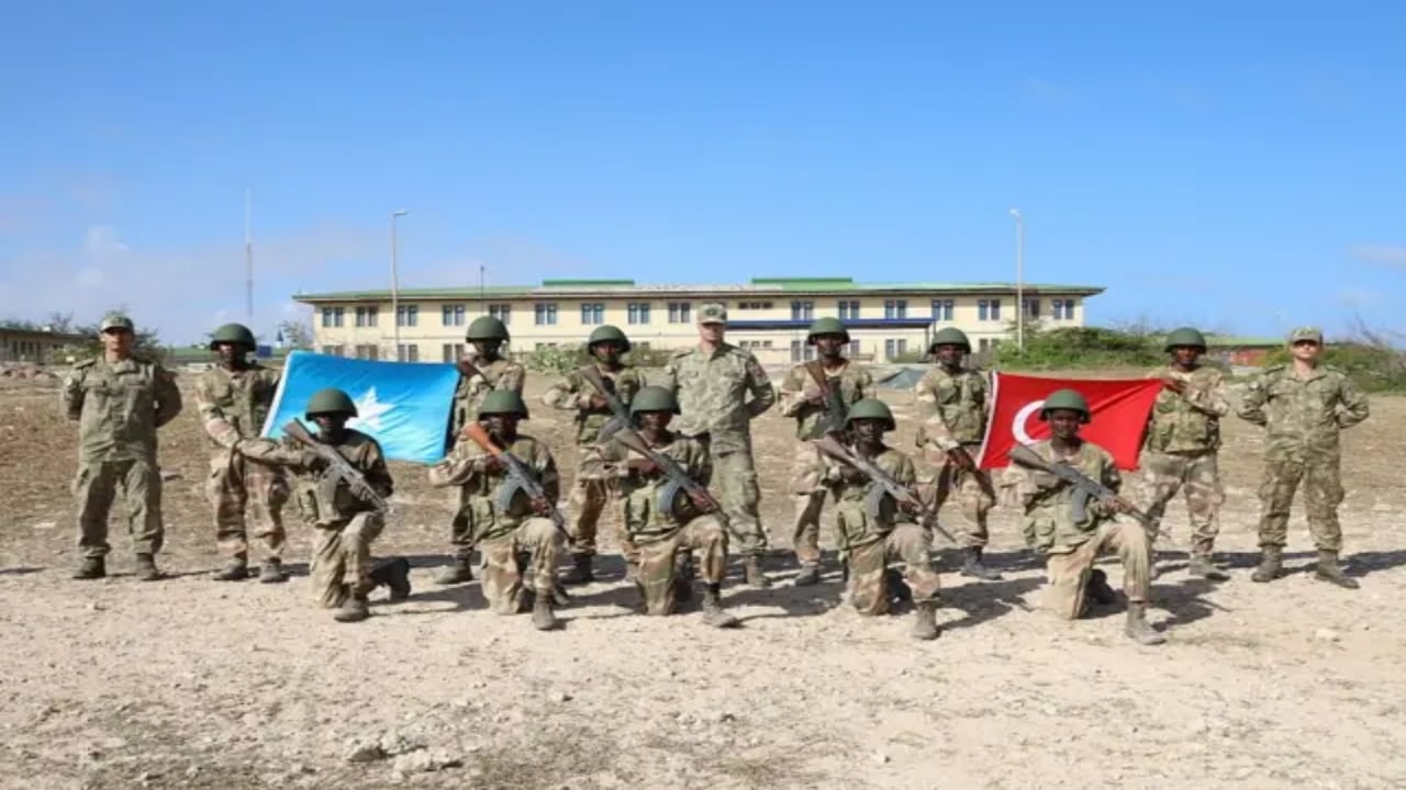 Foto - Dev çıkarma gemisiyle birer birer sahaya indiler! Türk Ordusu dost ülkede düğmeye bastı