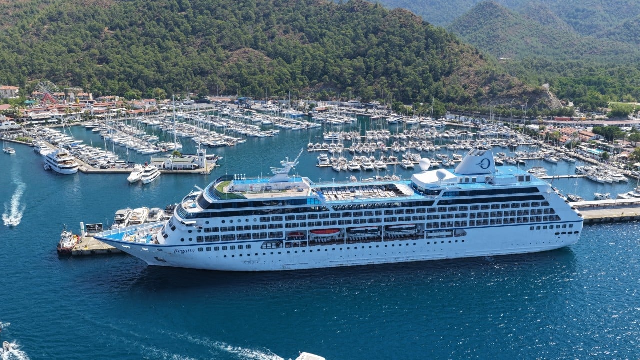 Dev gemi yüzlerce yolcusuyla Marmaris'te