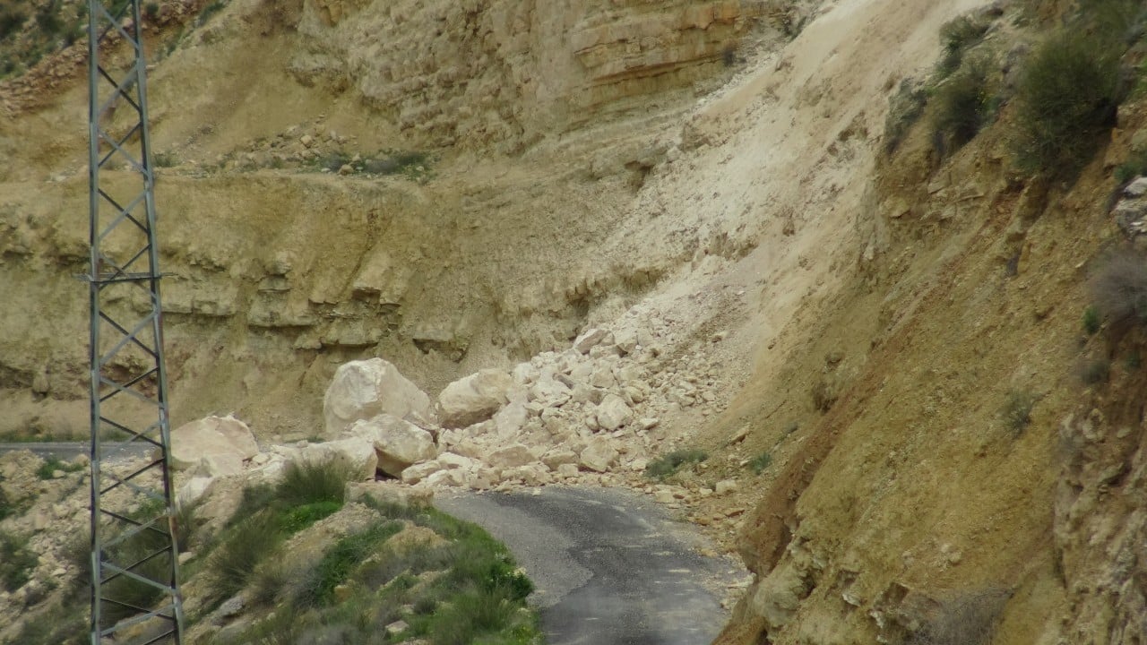 Dev kayalar yolu kapattı! Saatlerce süren çalışma...