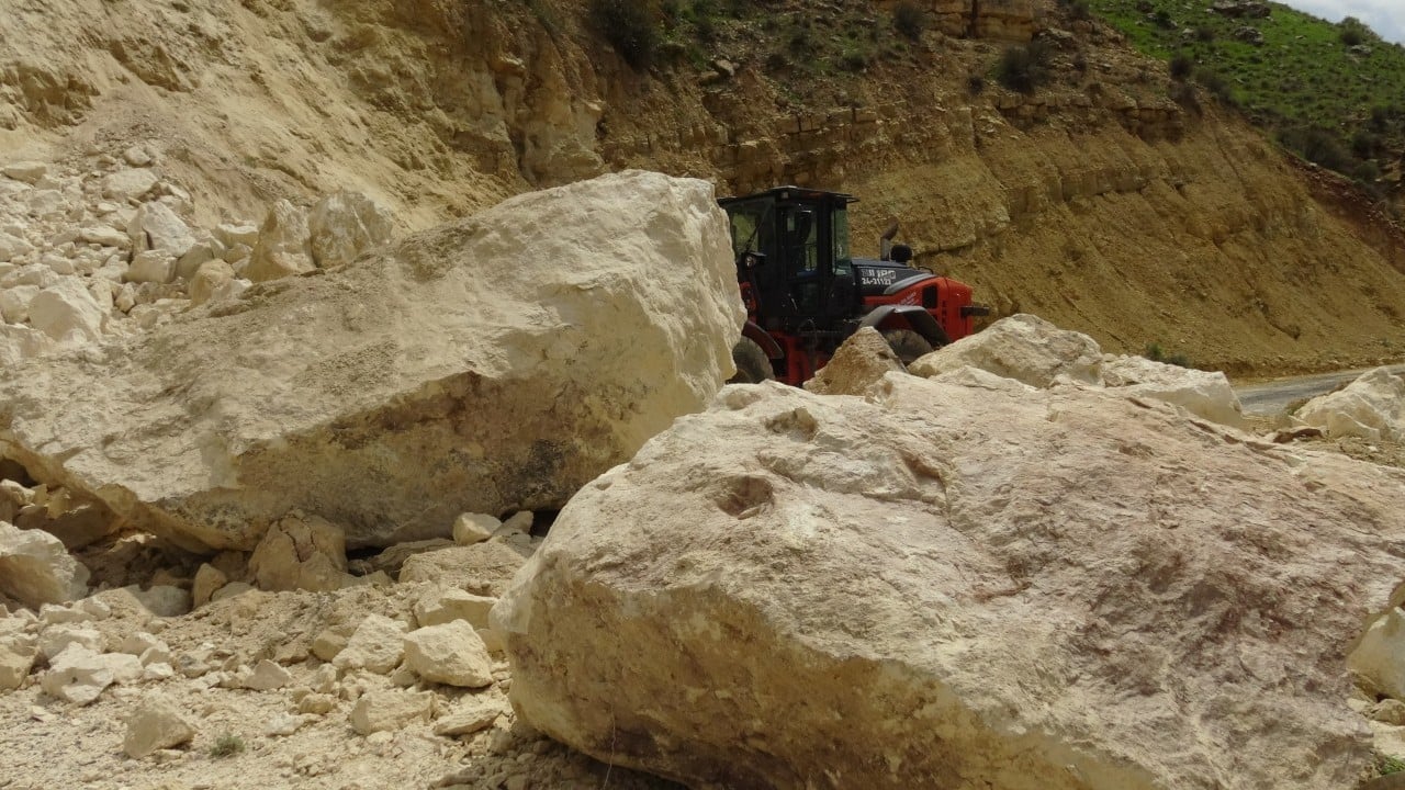 Foto - Dev kayalar yolu kapattı! Saatlerce süren çalışma...