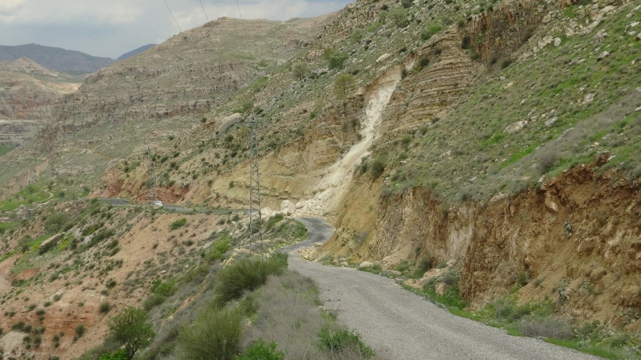 Foto - Dev kayalar yolu kapattı! Saatlerce süren çalışma...