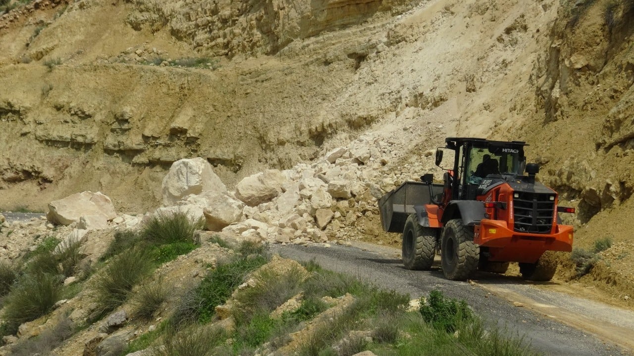 Foto - Dev kayalar yolu kapattı! Saatlerce süren çalışma...