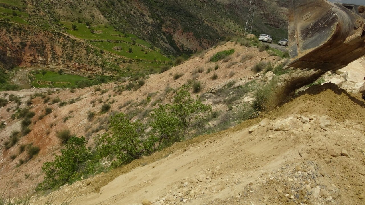 Foto - Dev kayalar yolu kapattı! Saatlerce süren çalışma...