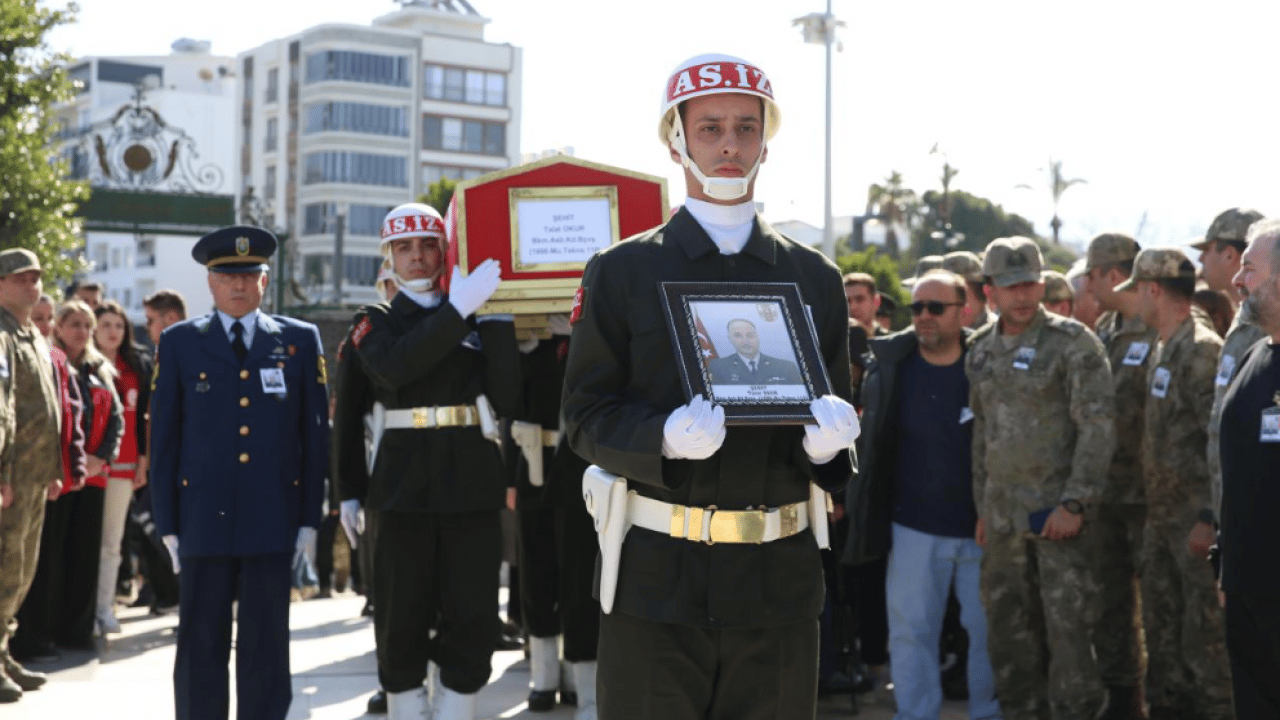Devlet erkanı ve binlerce vatandaş saf tuttu: Şehit Talat Okur ebediyete uğurlandı