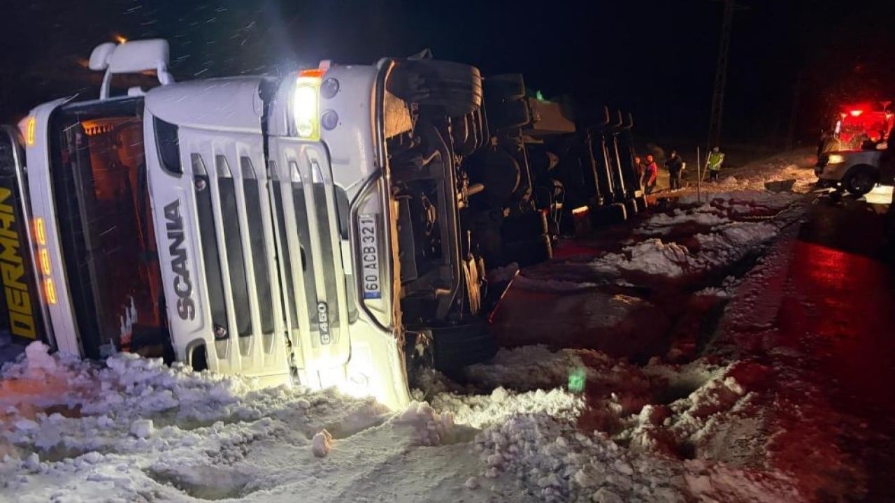 Foto - Devrilen tırdaki 45 büyükbaşı AFAD kurtardı
