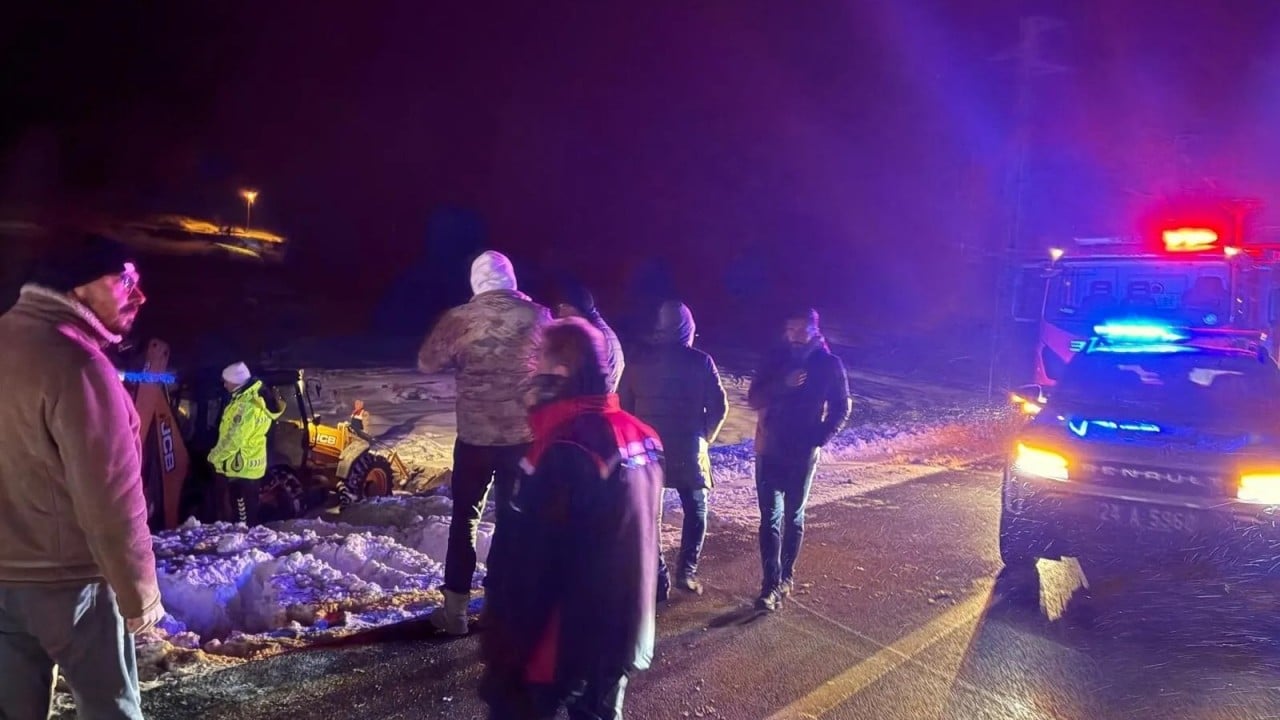 Devrilen tırdaki 45 büyükbaşı AFAD kurtardı