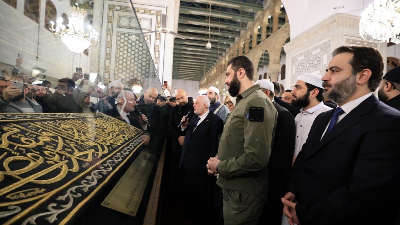 Foto - Devrimin yıldönümünde kıyafetine dikkat! Şara’dan Emevi Camii’nden kardeşlik mesajı
