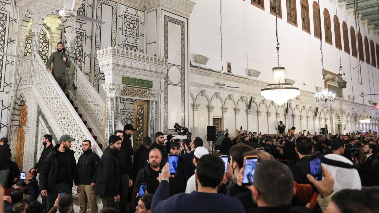 Foto - Devrimin yıldönümünde kıyafetine dikkat! Şara’dan Emevi Camii’nden kardeşlik mesajı