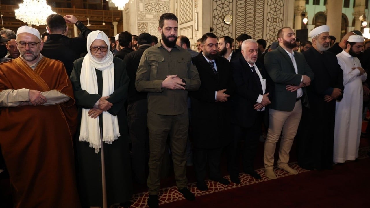 Foto - Devrimin yıldönümünde kıyafetine dikkat! Şara’dan Emevi Camii’nden kardeşlik mesajı