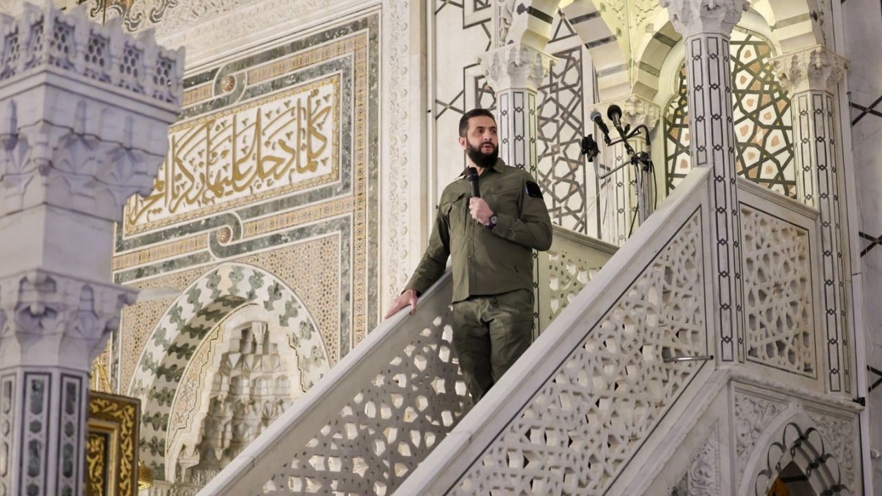 Foto - Devrimin yıldönümünde kıyafetine dikkat! Şara’dan Emevi Camii’nden kardeşlik mesajı