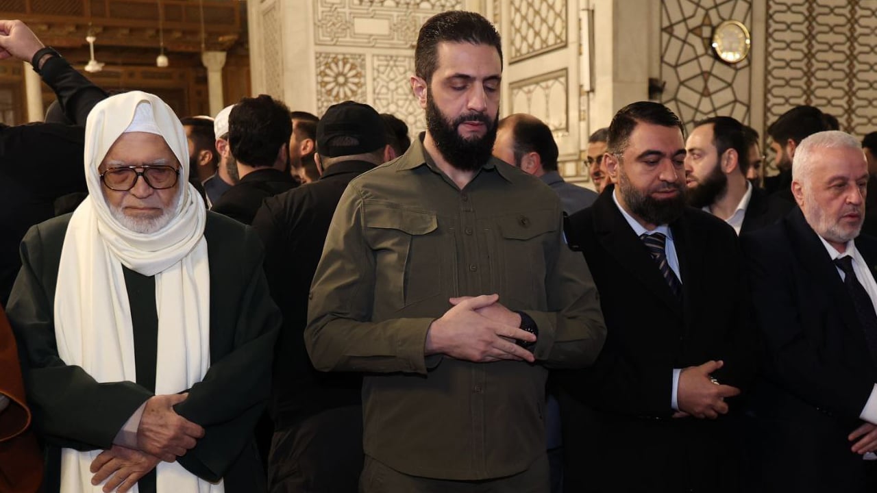 Foto - Devrimin yıldönümünde kıyafetine dikkat! Şara’dan Emevi Camii’nden kardeşlik mesajı