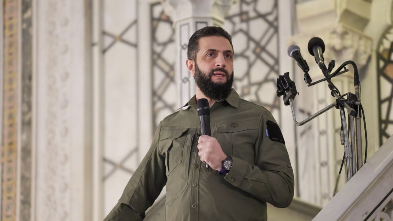 Foto - Devrimin yıldönümünde kıyafetine dikkat! Şara’dan Emevi Camii’nden kardeşlik mesajı