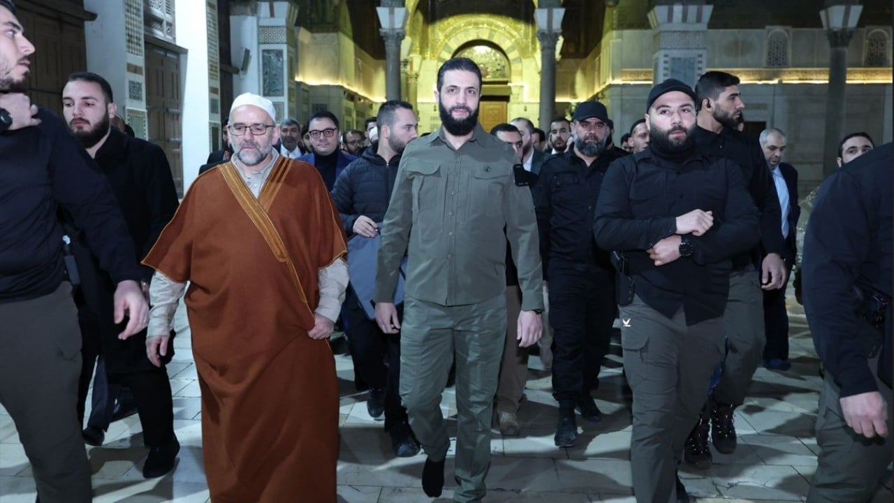 Foto - Devrimin yıldönümünde kıyafetine dikkat! Şara’dan Emevi Camii’nden kardeşlik mesajı