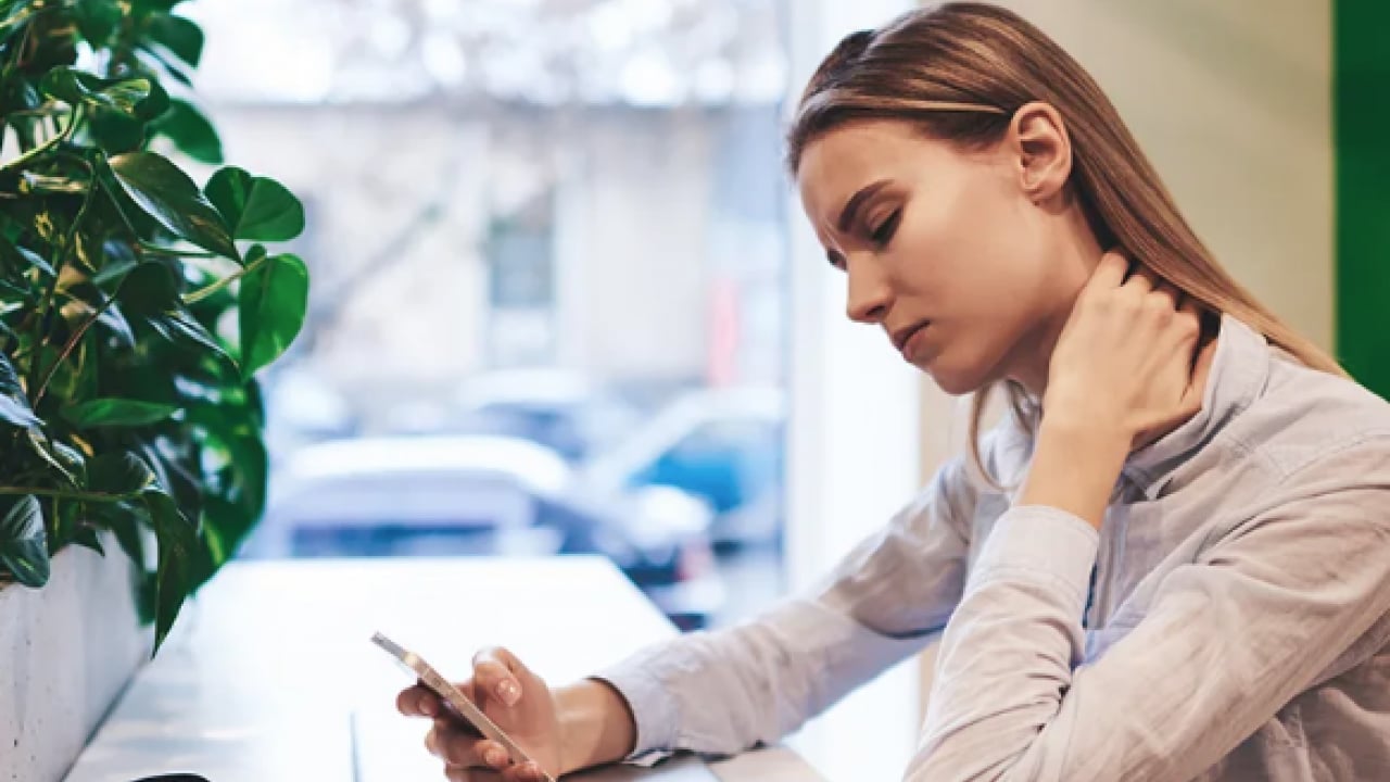 Foto - Dijital cihaz çoğaldıkça... Postür bozukluğuna yol açan sendrom: Tekno boyun nedir?