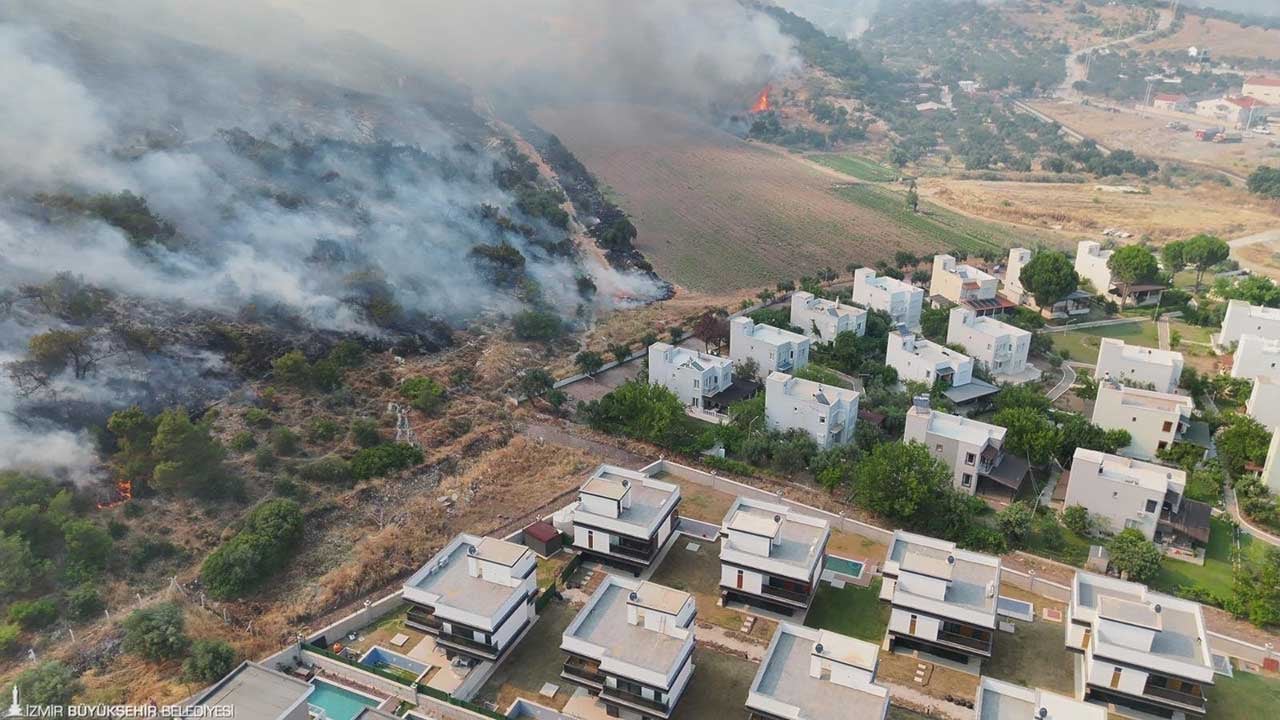 Foto - Dikili'de korku dolu saatler! Tarım arazisinde başlayan alevler yerleşim yerlerini tehdit etti, ekipler seferber oldu!