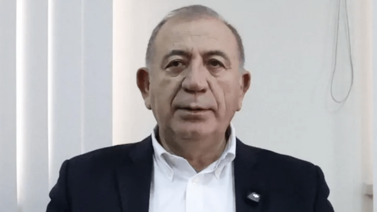 Foto - 'Diktatör Özgür' yine ortalığı dağıttı! 6 kişiyi daha partiden kovacak... Tek sebebi Gürsel Tekin'le tokalaşmaları