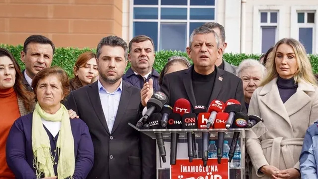 Foto - 'Diktatör Özgür' yine ortalığı dağıttı! 6 kişiyi daha partiden kovacak... Tek sebebi Gürsel Tekin'le tokalaşmaları