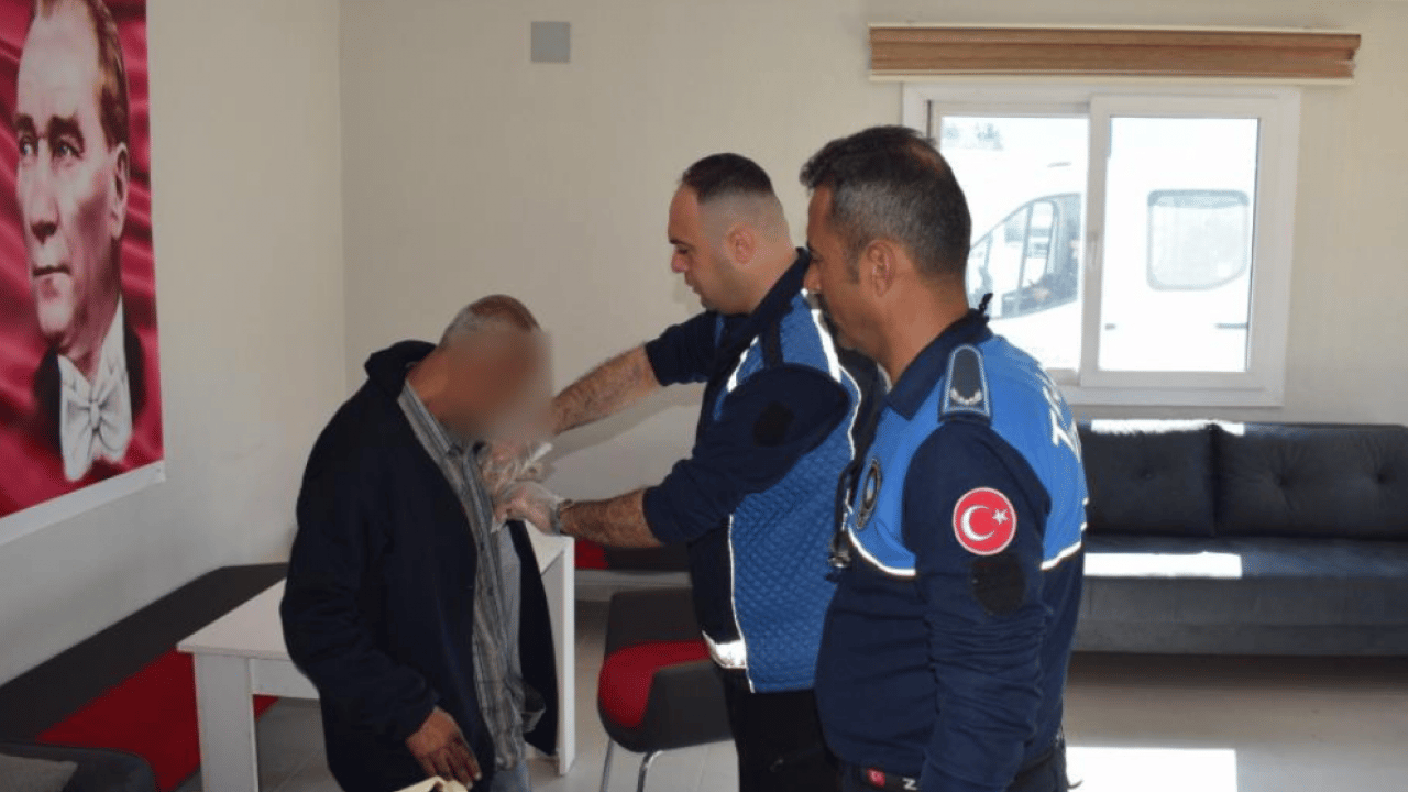 Foto - Dilencinin üzerinden çıkan para zabıtayı şoke etti