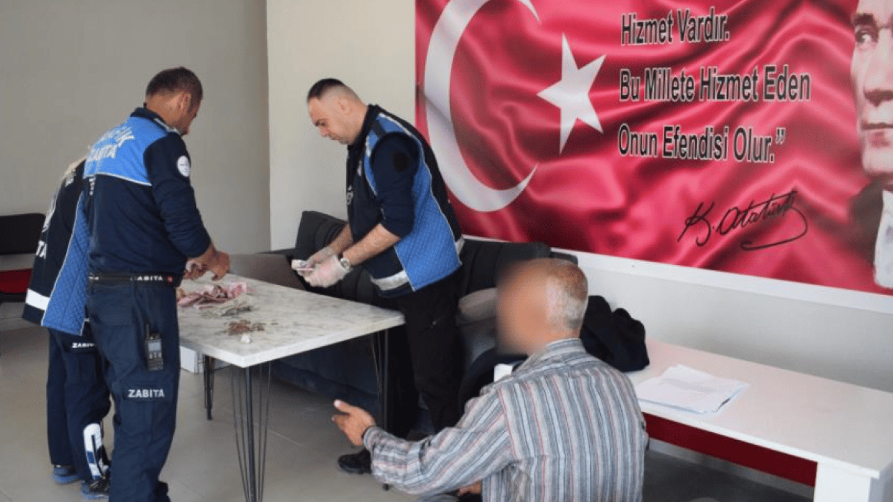 Foto - Dilencinin üzerinden çıkan para zabıtayı şoke etti