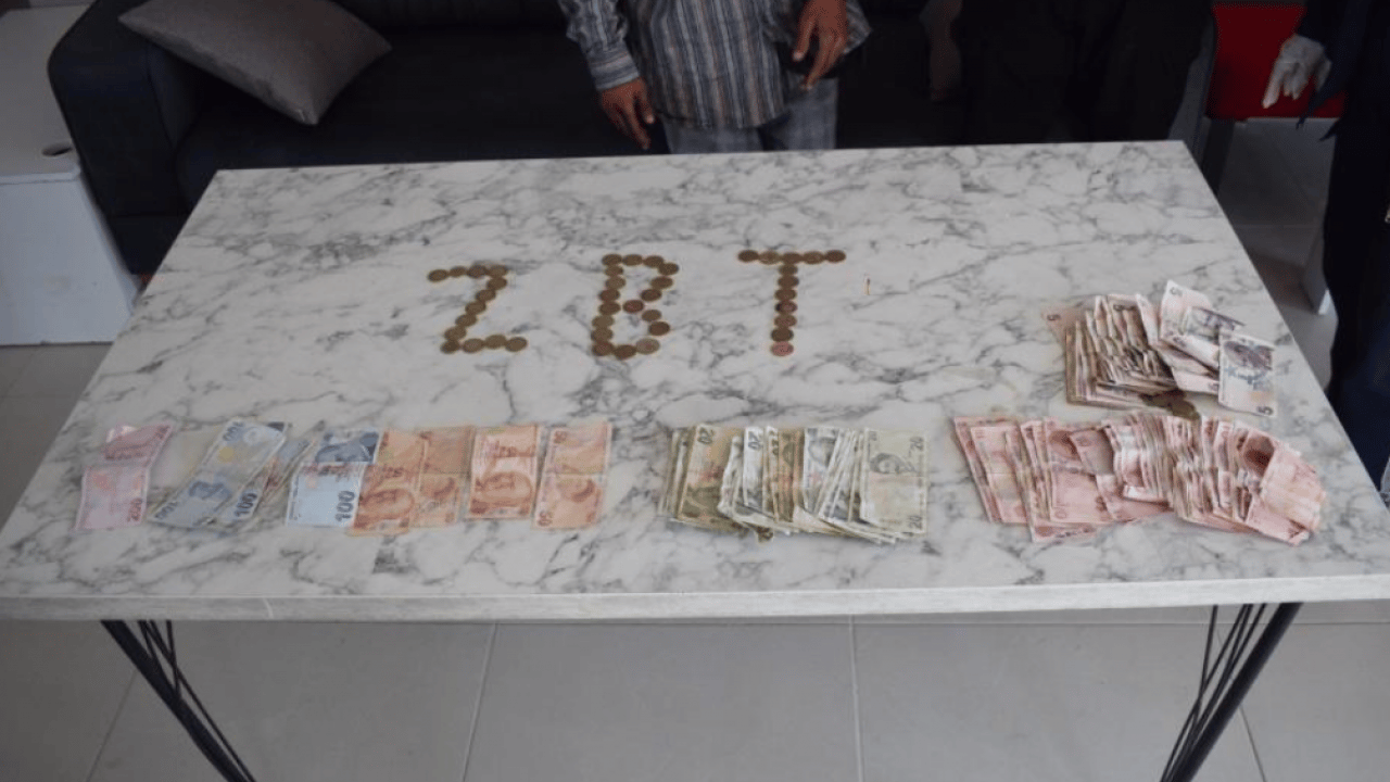 Foto - Dilencinin üzerinden çıkan para zabıtayı şoke etti