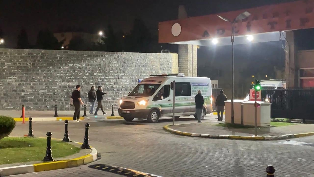 Foto - Dilovası’nda yürek yakan vedalar! Aileler adli tıp kapısında gözyaşlarına boğuldu