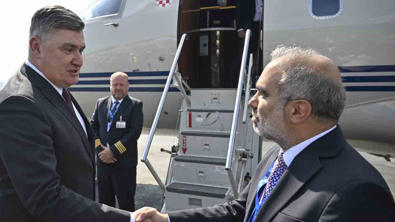 Foto - Diplomasinin kalbinde hava trafiği: Havalimanlarından 145 uçuş yapıldı