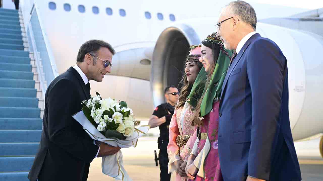 Foto - Diplomasinin kalbinde hava trafiği: Havalimanlarından 145 uçuş yapıldı