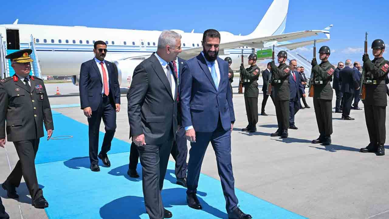 Foto - Diplomasinin kalbinde hava trafiği: Havalimanlarından 145 uçuş yapıldı