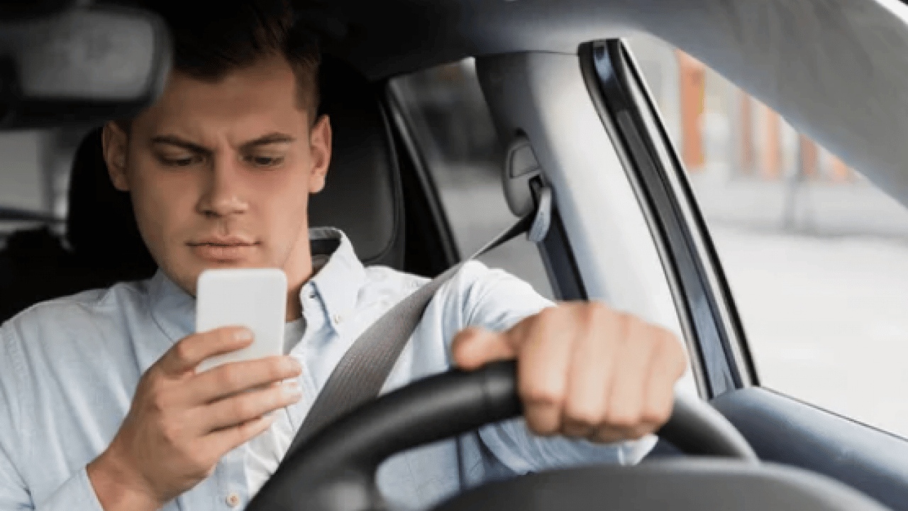 Foto - Direksiyon başında bunu yapan yandı! Ehliyet elden gidiyor!