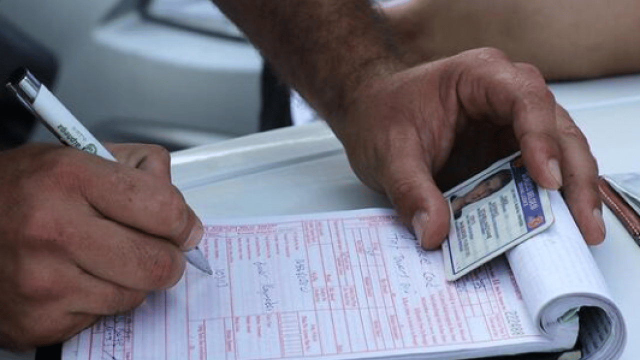 Foto - Direksiyon başında bunu yapan yandı! Ehliyet elden gidiyor!