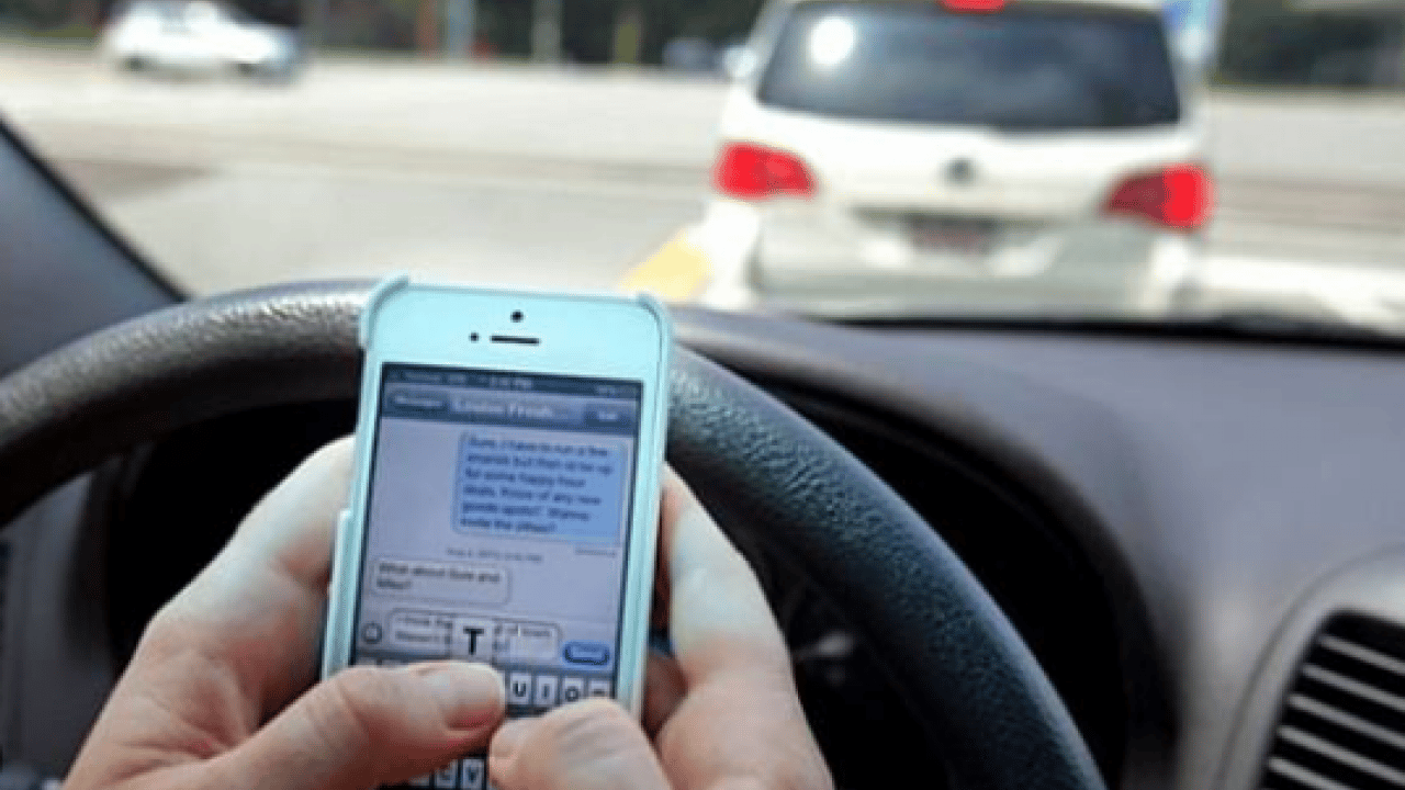 Foto - Direksiyon başında bunu yapan yandı! Ehliyet elden gidiyor!