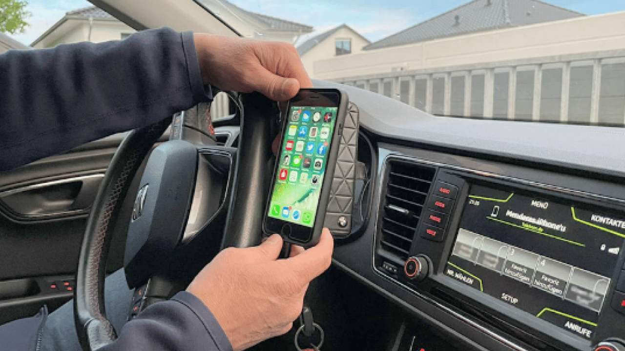 Foto - Direksiyon başında bunu yapan yandı! Ehliyet elden gidiyor!