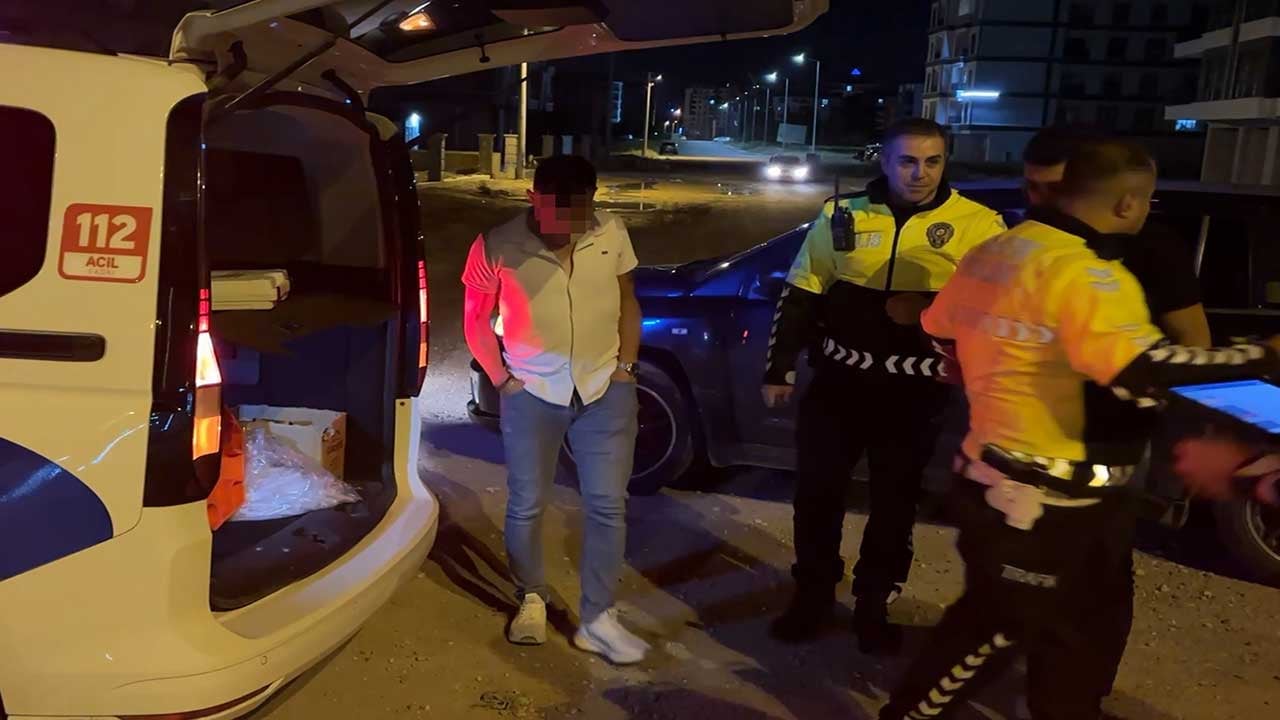 Foto - Direksiyon hakimiyetini kaybeden sürücü kavşağa çarptı! 