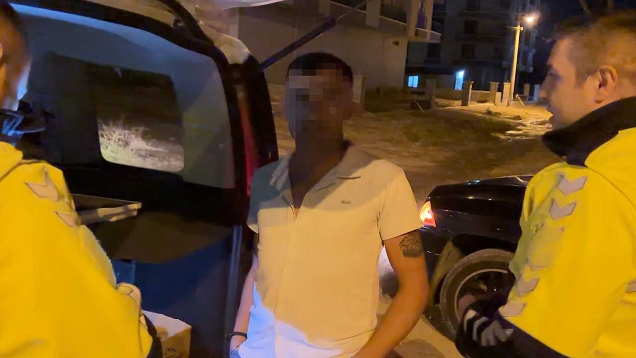 Direksiyon hakimiyetini kaybeden sürücü kavşağa çarptı! 