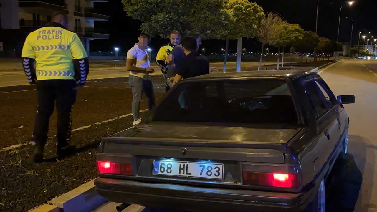 Foto - Direksiyon hakimiyetini kaybeden sürücü kavşağa çarptı! 