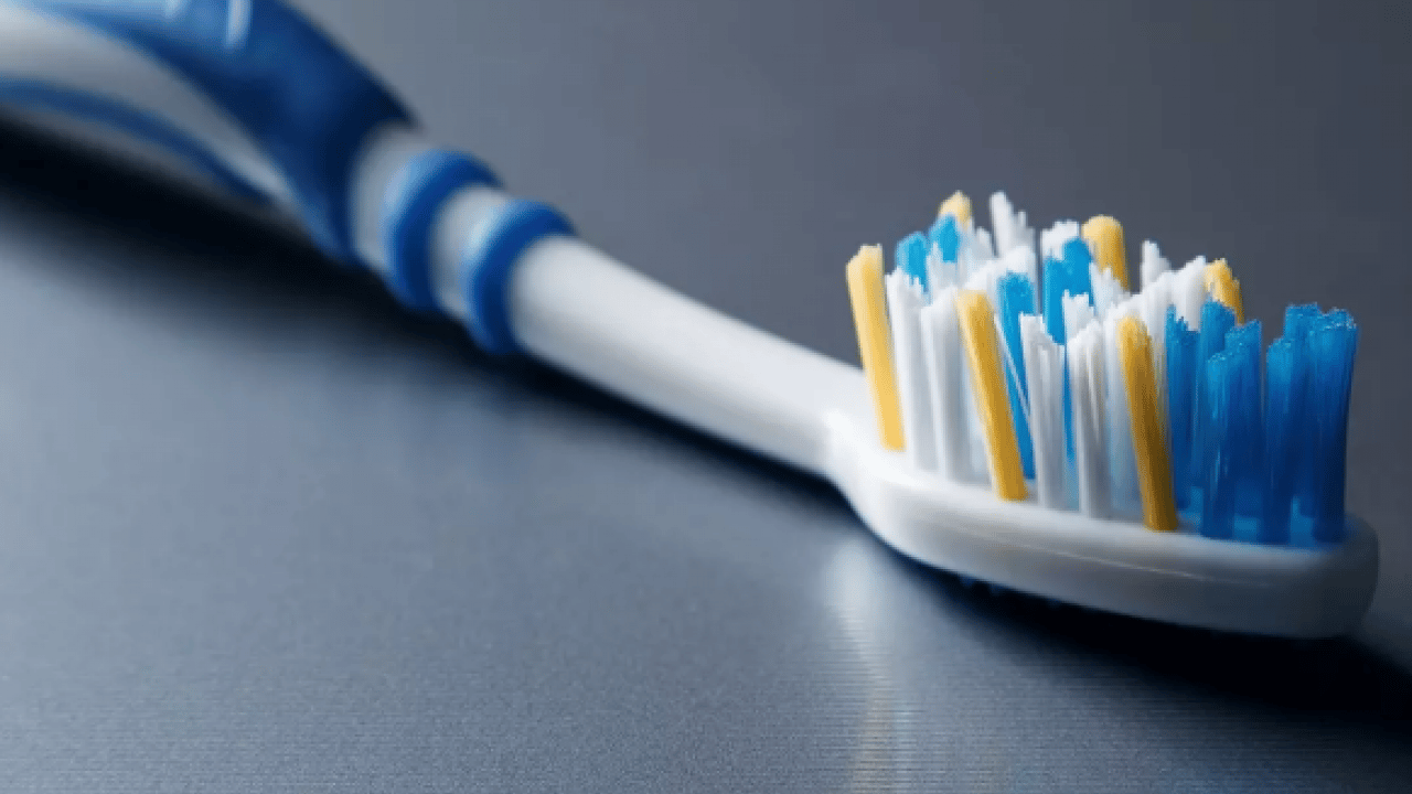 Diş fırçası nasıl saklanmalı? Bu hatayı sakın yapmayın!