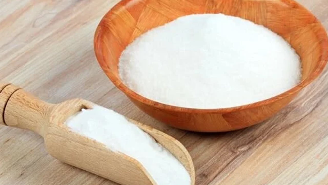 Foto - Dişçiye gitmeden 5 dakikada plak çıkarma: Dişi çelik gibi yapmak için karbonat koyup 2 kere dişi fırçalayalım 