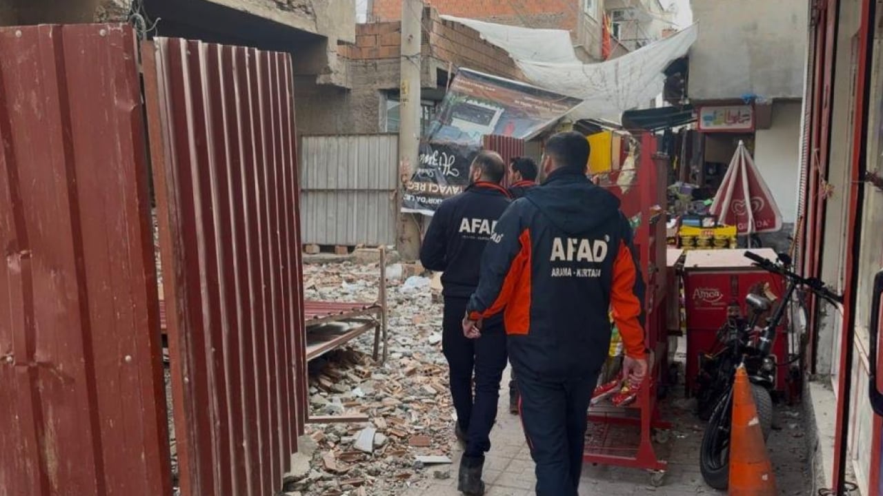 Foto - Diyarbakır’da ağır hasarlı binada yıkım faciası: İşçi molozların altında kaldı