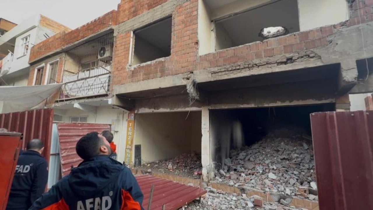 Foto - Diyarbakır’da ağır hasarlı binada yıkım faciası: İşçi molozların altında kaldı
