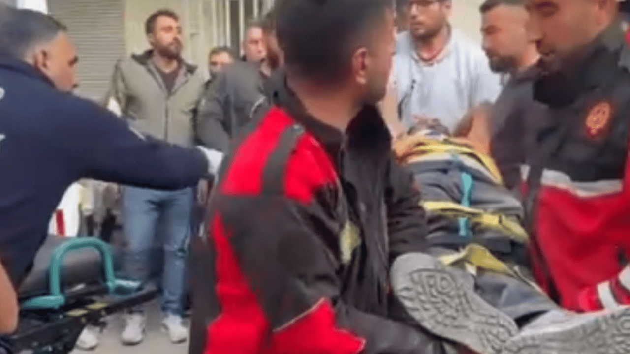 Diyarbakır’da ağır hasarlı binada yıkım faciası: İşçi molozların altında kaldı