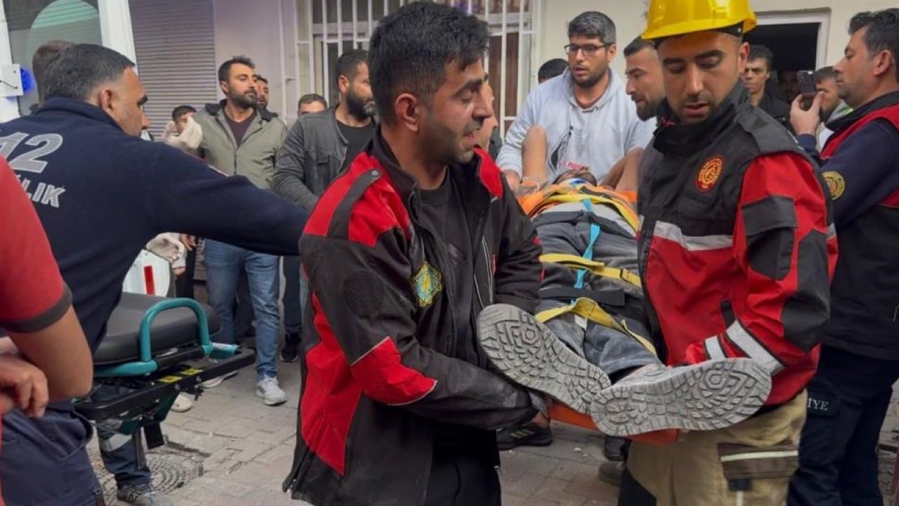 Foto - Diyarbakır’da ağır hasarlı binada yıkım faciası: İşçi molozların altında kaldı