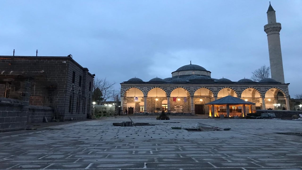 Foto - Diyarbakır’da asırlık camiye ahlaksız baskı! Kur’an sesine tahammül edemediler