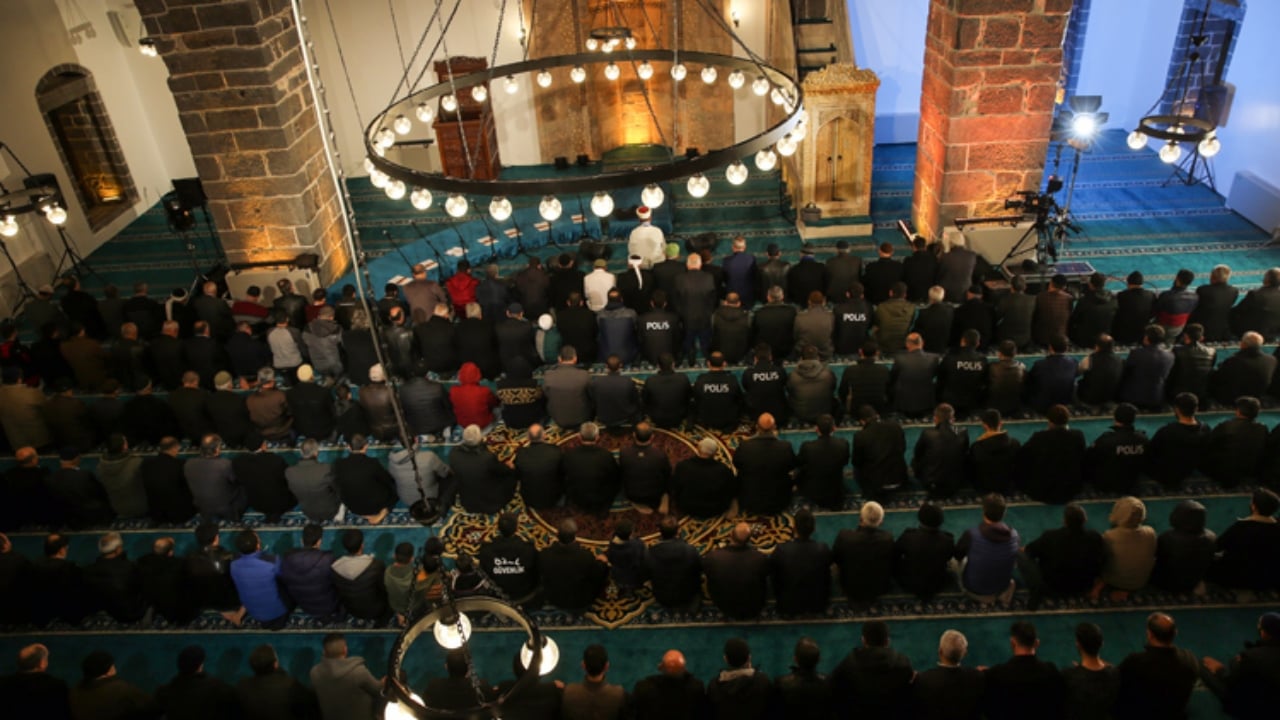 Foto - Diyarbakır’da asırlık camiye ahlaksız baskı! Kur’an sesine tahammül edemediler